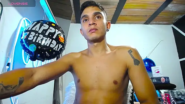 Snapshot of Angel_latinboy chatting on March 2025 01:43:01 AM Angel latinboy online show from March 2025 01:43:01 AM