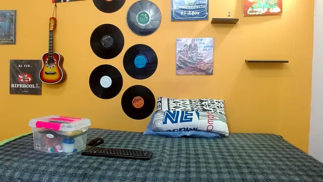 Snapshot of skinnyverus18 chatting on October 2025 06:51:01 PM skinnyverus18 online show from October 2025 06:51:01 PM