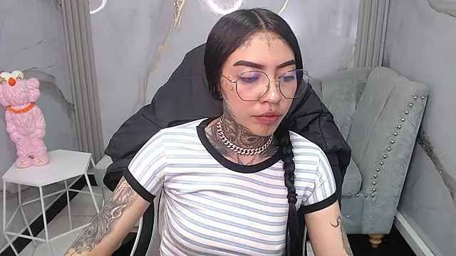 Ashley Blum v online show from October 2025 01:01:02 PM