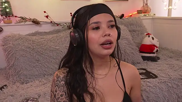 sophieee art online show from December 2025 08:02:02 PM