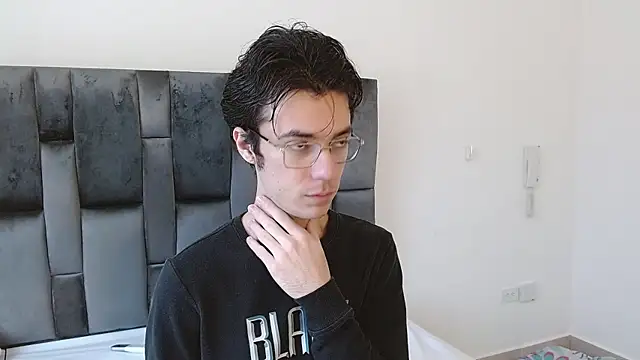 VIKTORNOIR online show from October 2025 01:46:02 PM