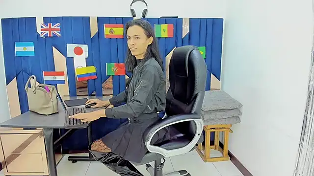 Aisha hotts777 online show from June 2026 06:19:01 PM