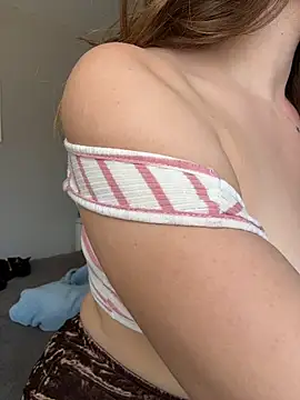 TenderLaGlamor online show from November 2025 12:51:01 PM