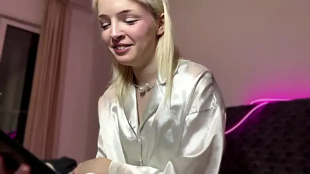 Snapshot of blondekira chatting on October 2025 02:40:01 PM blondekira online show from October 2025 02:40:01 PM
