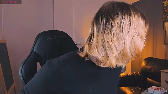 Amanda Butlerr online show from November 2025 09:44:02 AM