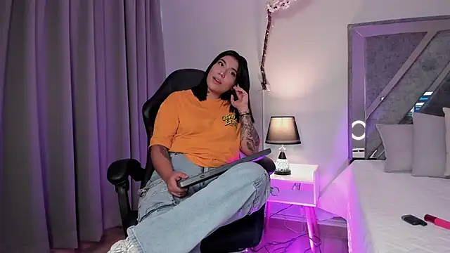 Snapshot of emy_williams chatting on October 2025 07:36:02 PM emy williams online show from October 2025 07:36:02 PM