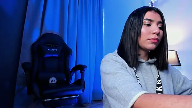 Snapshot of emy_williams chatting on October 2025 07:03:02 PM emy williams online show from October 2025 07:03:02 PM