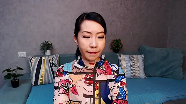 LiaPak online show from November 2025 01:05:02 AM