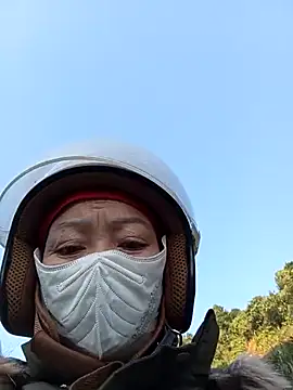 Snapshot of _Helala_ chatting on November 2025 12:46:01 AM Helala online show from November 2025 12:46:01 AM