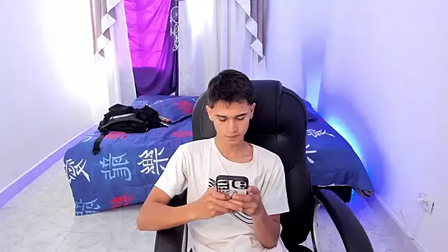 Aron Boyy online show from October 2025 07:37:01 PM