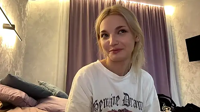 Snapshot of MycuteMolly chatting on September 2025 01:05:02 PM MycuteMolly online show from September 2025 01:05:02 PM