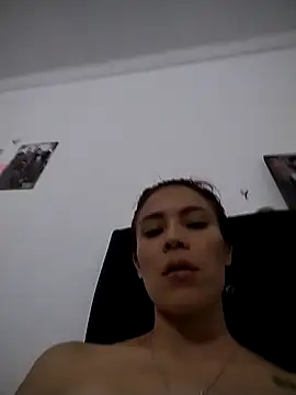 Snapshot of dulcelatin21 chatting on November 2025 04:33:02 AM dulcelatin21 online show from November 2025 04:33:02 AM