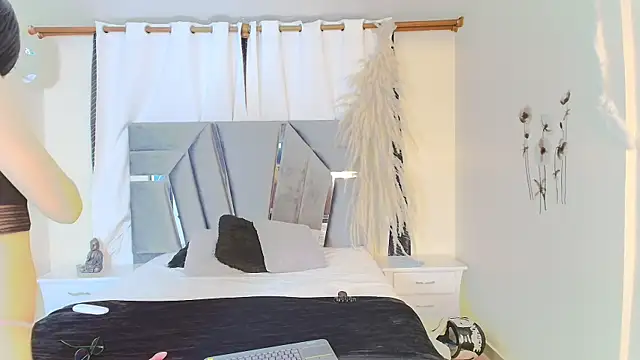 Snapshot of MiniLove_01 chatting on October 2025 12:05:02 PM MiniLove 01 online show from October 2025 12:05:02 PM