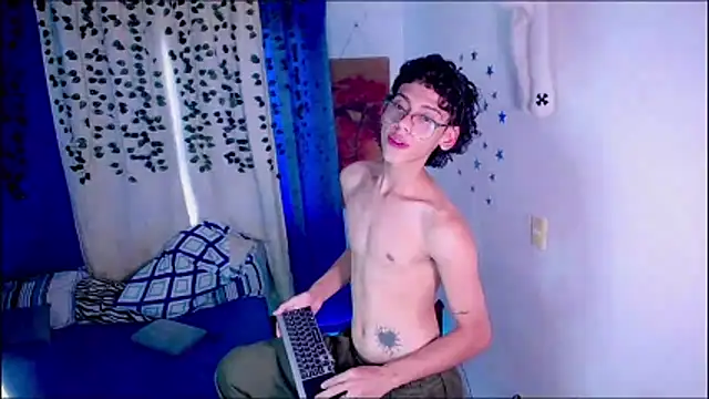 Snapshot of Thedoll_ethan7 chatting on March 2026 10:25:01 PM Thedoll ethan7 online show from March 2026 10:25:01 PM