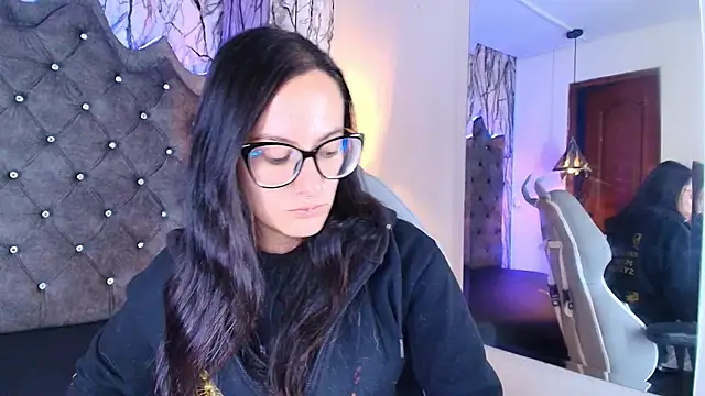 Zami Escobar of online show from November 2025 06:59:02 PM