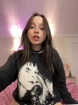 Snapshot of YourLittleDevil chatting on September 2025 01:36:01 PM YourLittleDevil online show from September 2025 01:36:01 PM