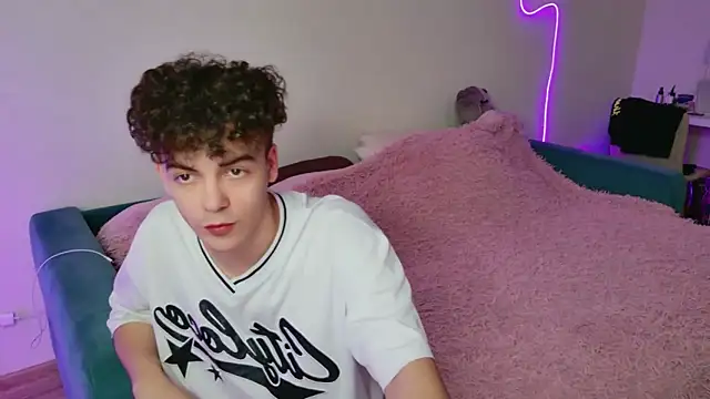 Alice18James online show from November 2025 12:05:02 PM