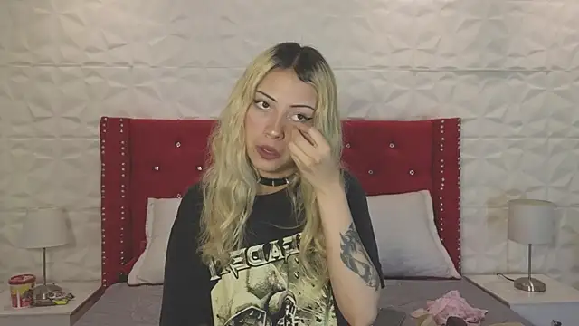 Snapshot of Lucy_n_pink chatting on October 2025 02:48:01 PM Lucy n pink online show from October 2025 02:48:01 PM