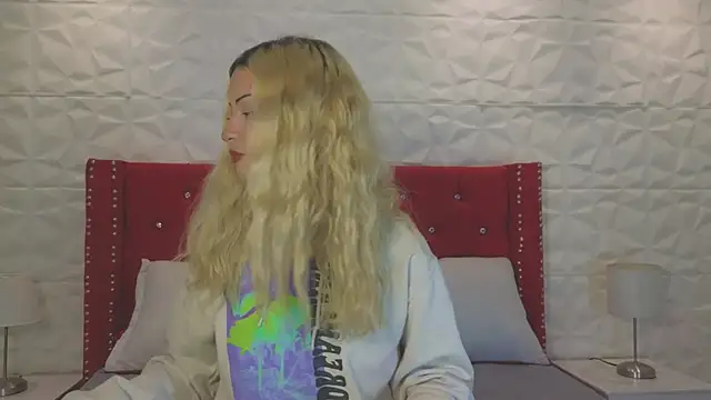 Snapshot of Lucy_n_pink chatting on October 2025 07:35:02 PM Lucy n pink online show from October 2025 07:35:02 PM