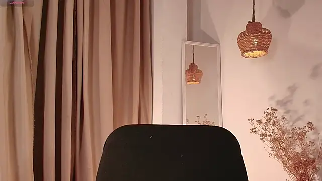 Nicolletease online show from December 2025 12:45:01 PM