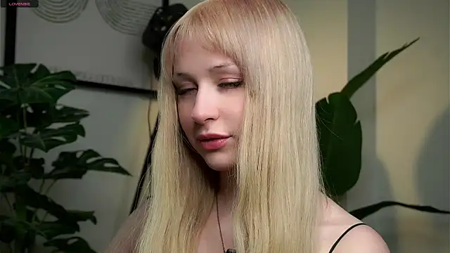 Snapshot of MarciDarugar chatting on November 2025 03:04:01 PM MarciDarugar online show from November 2025 03:04:01 PM