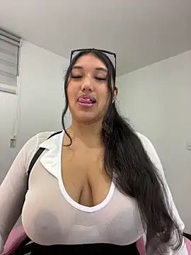 Snapshot of SharaRous chatting on June 2026 01:01:02 AM SharaRous online show from June 2026 01:01:02 AM
