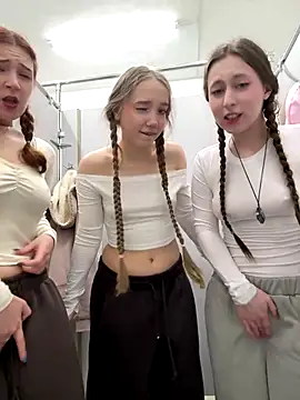 Snapshot of FroggyAnna chatting on December 2025 06:56:02 PM FroggyAnna online show from December 2025 06:56:02 PM