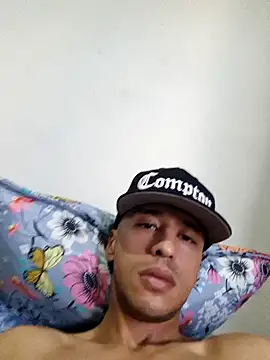 Snapshot of Santi2323xxX chatting on May 2026 11:01:01 PM Santi2323xxX online show from May 2026 11:01:01 PM