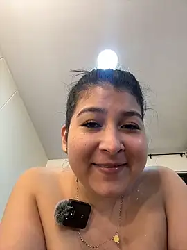 Snapshot of evelyn_1702 chatting on February 2026 10:06:02 PM evelyn 1702 online show from February 2026 10:06:02 PM