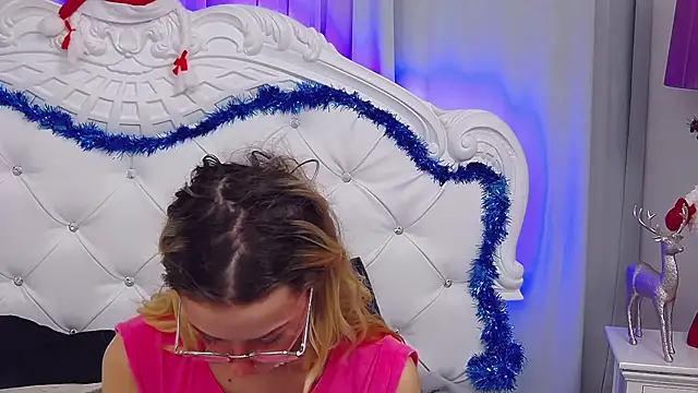 MaeLili online show from December 2025 01:18:02 PM