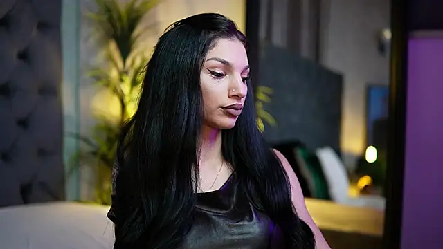 Snapshot of MiamiCoffee chatting on October 2025 05:52:02 PM MiamiCoffee online show from October 2025 05:52:02 PM