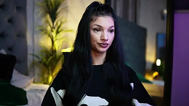 Snapshot of MiamiCoffee chatting on October 2025 07:00:01 PM MiamiCoffee online show from October 2025 07:00:01 PM