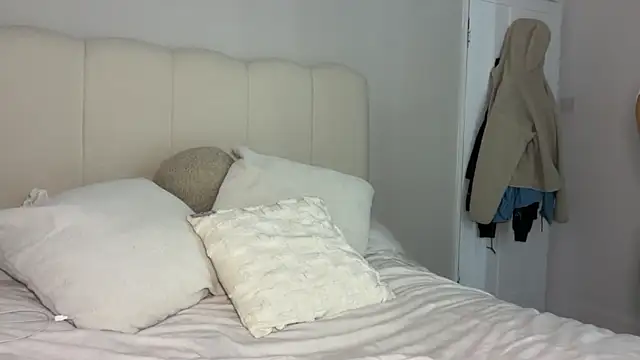 Snapshot of KayleeBella chatting on October 2025 06:03:02 PM KayleeBella online show from October 2025 06:03:02 PM