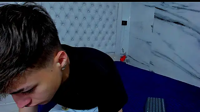 Ari and Storm online show from November 2025 01:47:02 PM