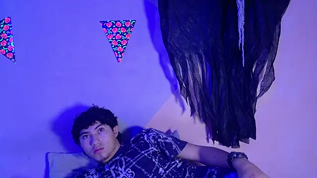 Snapshot of Laura_and_Kevin chatting on October 2025 02:15:01 PM Laura and Kevin online show from October 2025 02:15:01 PM