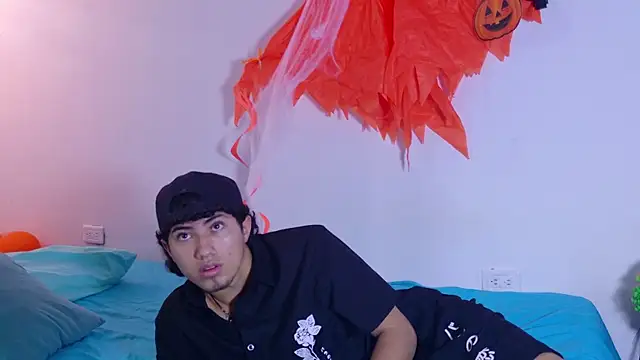 Snapshot of Laura_and_Kevin chatting on October 2025 01:23:01 PM Laura and Kevin online show from October 2025 01:23:01 PM