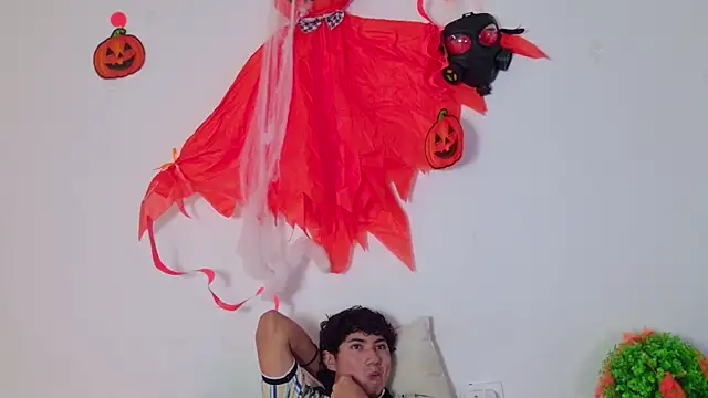 Snapshot of Laura_and_Kevin chatting on October 2025 02:40:02 PM Laura and Kevin online show from October 2025 02:40:02 PM