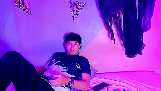 Snapshot of Laura_and_Kevin chatting on October 2025 01:36:03 PM Laura and Kevin online show from October 2025 01:36:03 PM