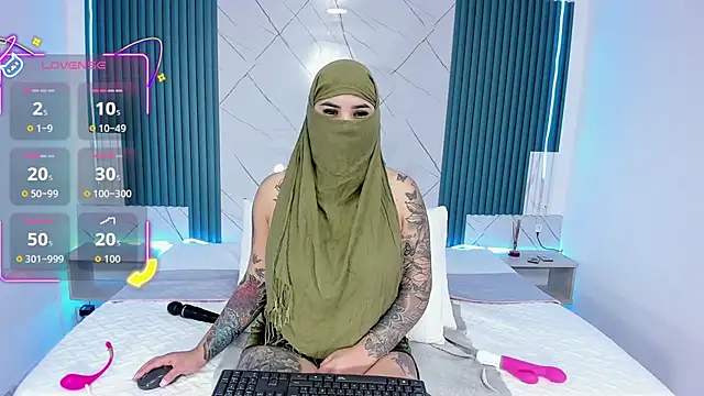 Nayla-Mouna online show from November 2025 07:35:02 PM