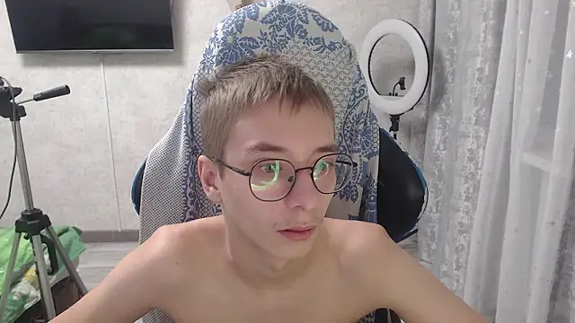 Snapshot of glasses_cat chatting on March 2026 07:43:02 PM glasses cat online show from March 2026 07:43:02 PM