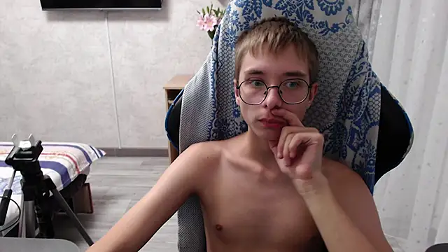 Snapshot of glasses_cat chatting on March 2026 02:04:01 AM glasses cat online show from March 2026 02:04:01 AM