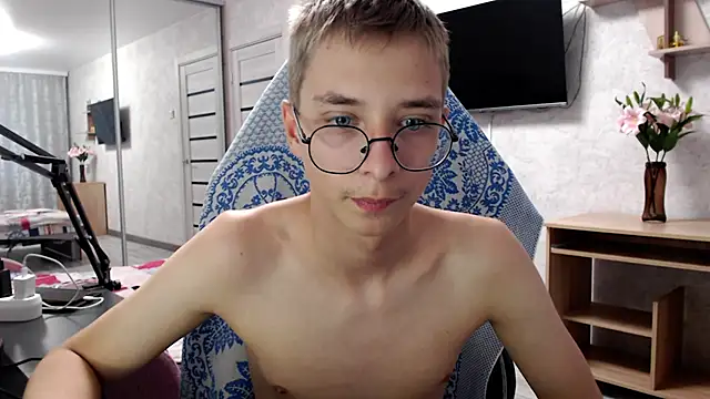 Snapshot of glasses_cat chatting on May 2026 05:18:02 PM glasses cat online show from May 2026 05:18:02 PM