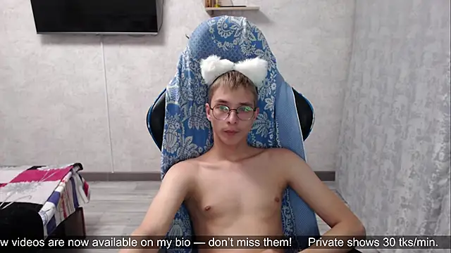 Snapshot of glasses_cat chatting on May 2026 11:25:02 PM glasses cat online show from May 2026 11:25:02 PM