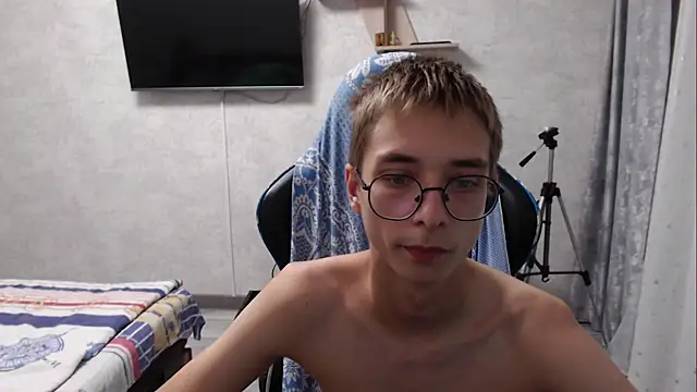 Snapshot of glasses_cat chatting on August 2026 09:03:01 PM glasses cat online show from August 2026 09:03:01 PM