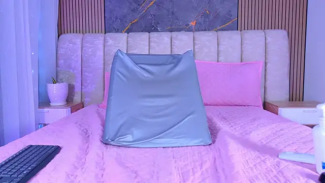 mia scot online show from March 2026 12:20:01 PM