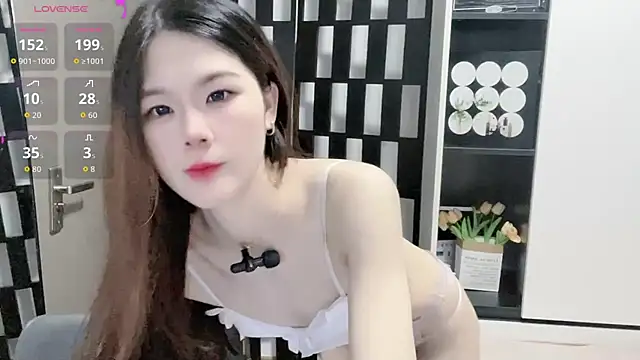 Snapshot of Yueyue-MM chatting on September 2025 12:14:01 AM Yueyue-MM online show from September 2025 12:14:01 AM