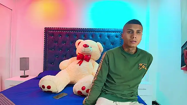 Snapshot of Damian_and_roxanne chatting on October 2025 12:38:02 PM Damian and roxanne online show from October 2025 12:38:02 PM