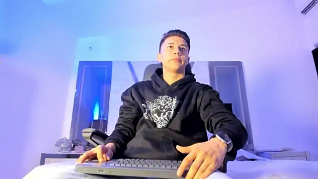 liaamsmiith  online show from September 2025 12:16:01 PM