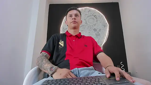 liaamsmiith  online show from October 2025 12:17:01 PM