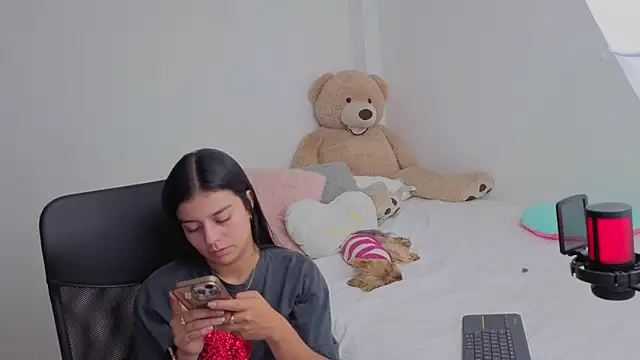 Snapshot of valerihouse chatting on March 2026 01:51:01 AM valerihouse online show from March 2026 01:51:01 AM